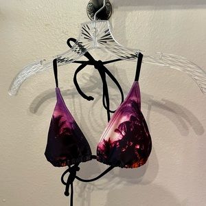 ROXY Palms Bikini Top. Size: M. Color: Black/Purple.